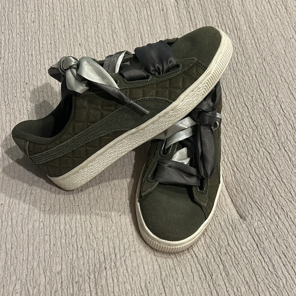 Women’s size 6 - Green Puma Sneakers with Ribbon Laces - Picture 2 of 4